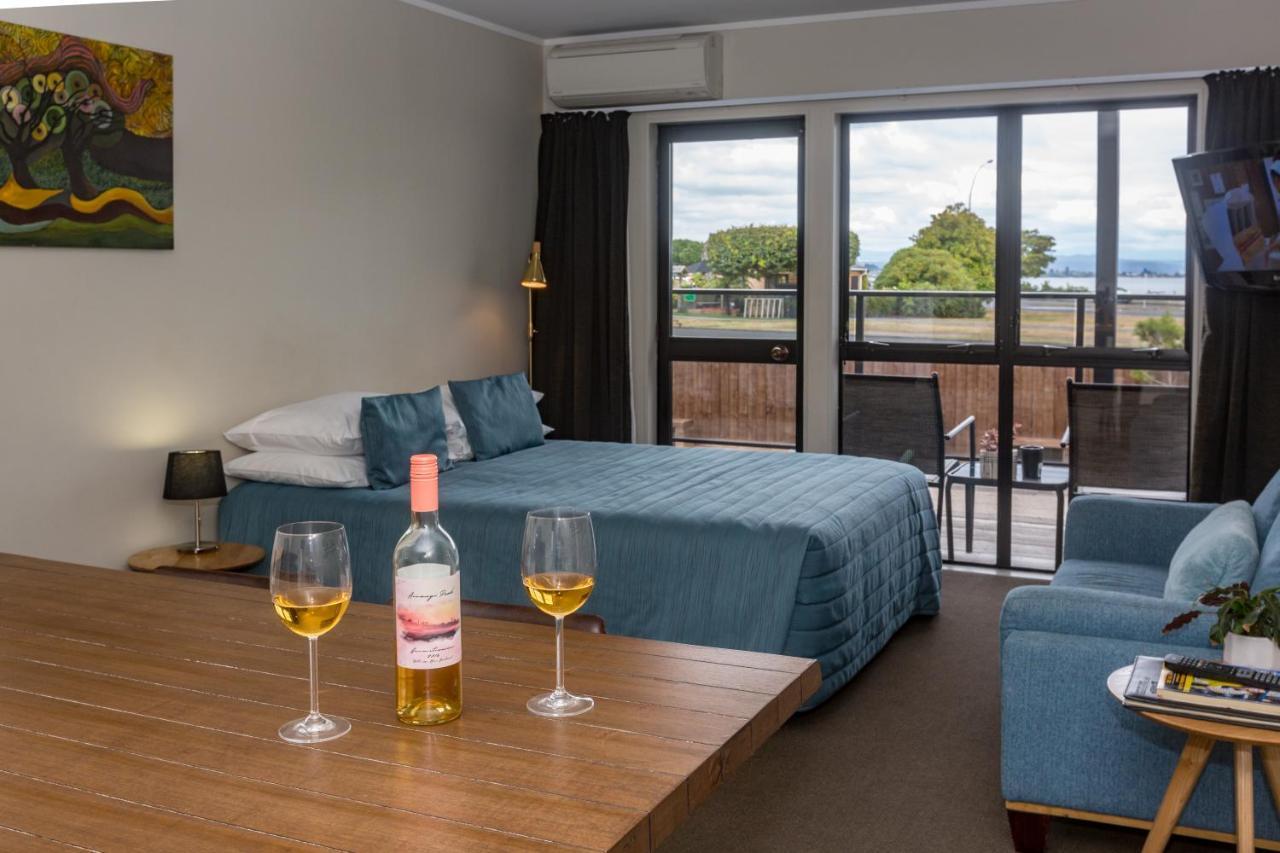 Le Chalet Suisse Motel Lago Taupo Esterno foto