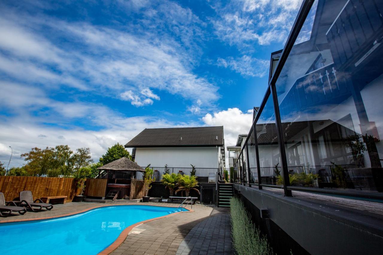 Le Chalet Suisse Motel Lago Taupo Esterno foto