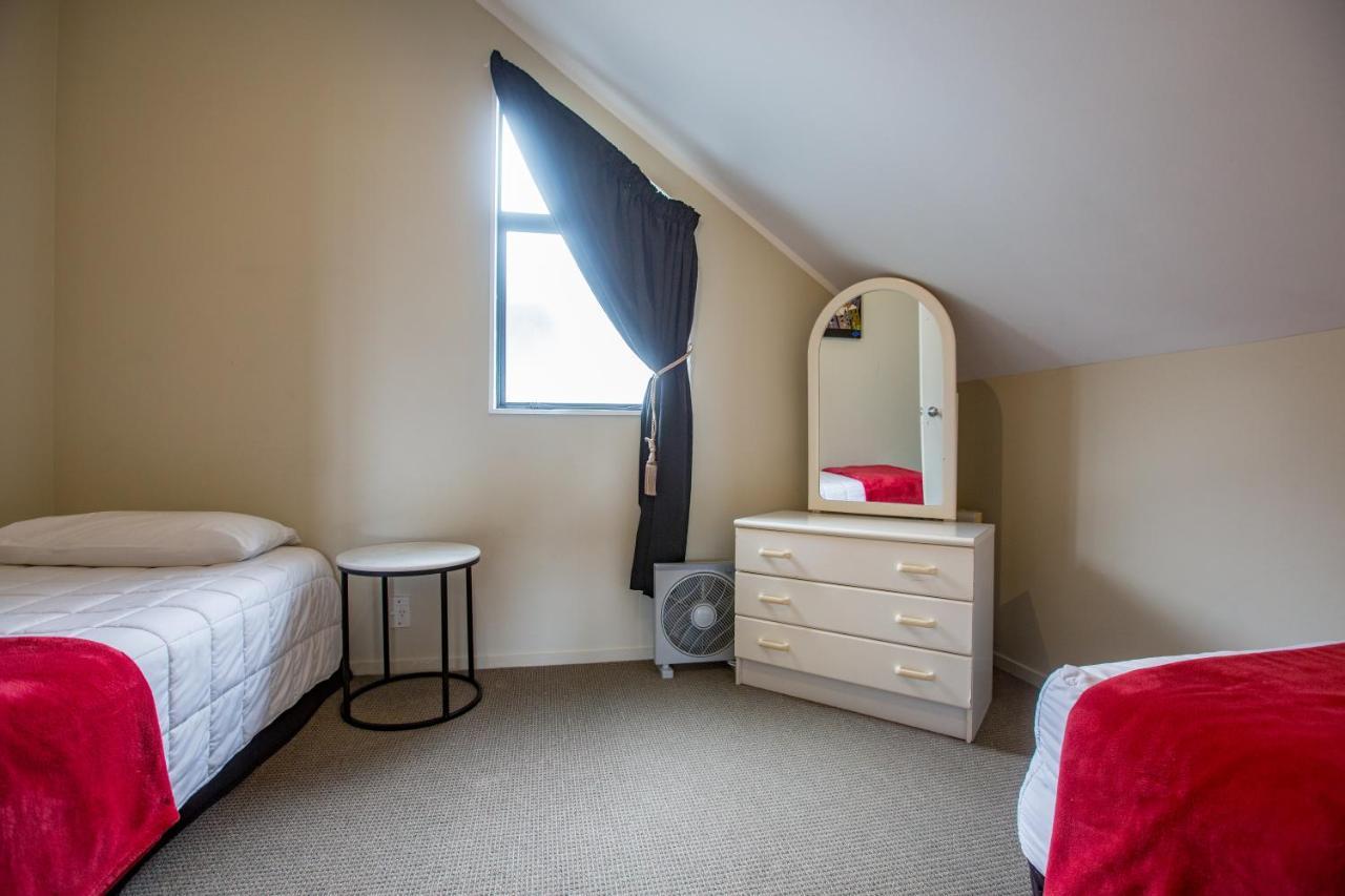 Le Chalet Suisse Motel Lago Taupo Esterno foto