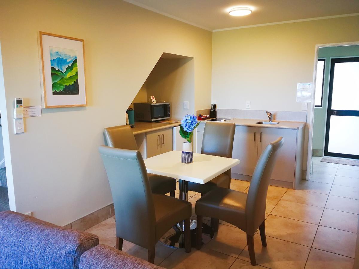 Le Chalet Suisse Motel Lago Taupo Esterno foto