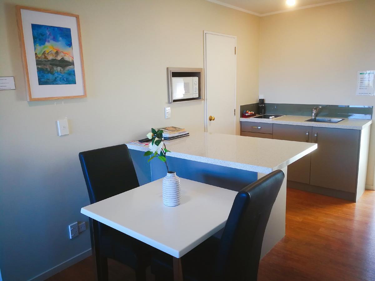 Le Chalet Suisse Motel Lago Taupo Esterno foto