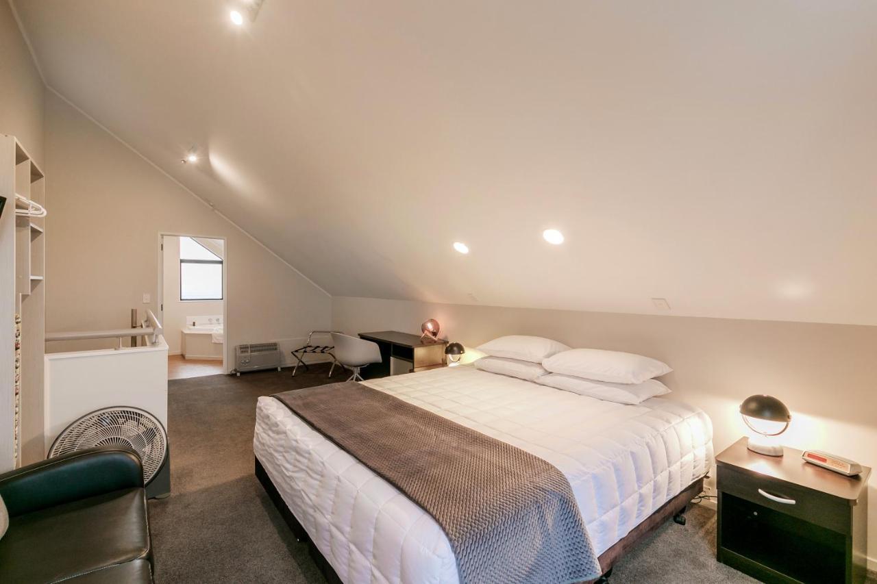Le Chalet Suisse Motel Lago Taupo Esterno foto