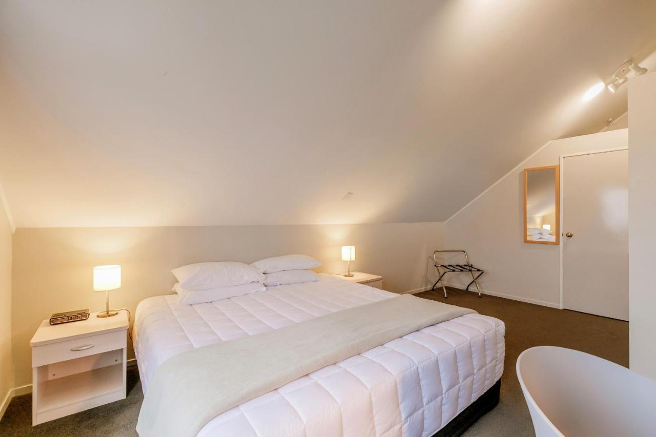 Le Chalet Suisse Motel Lago Taupo Esterno foto