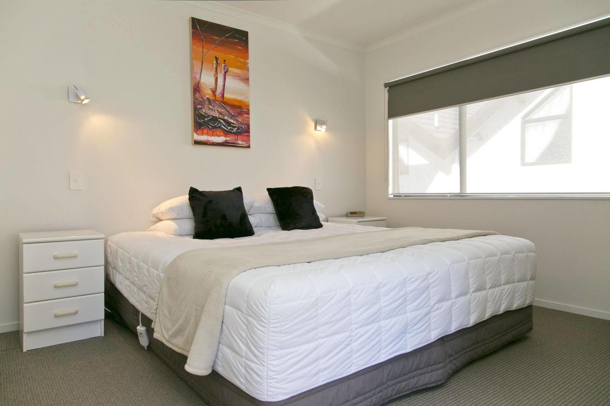 Le Chalet Suisse Motel Lago Taupo Esterno foto